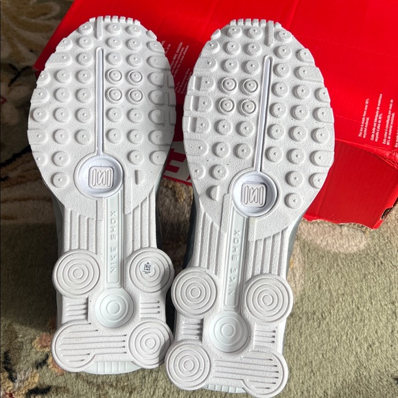 New Nike Shox R4 Sneakers - Picture 10 of 12